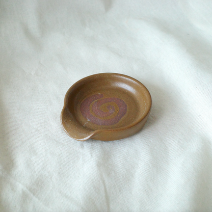 Matcha spoon rest in Raw Umber